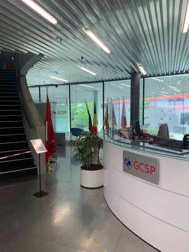 Hygienskydd tillverkat i transparent plast i en reception