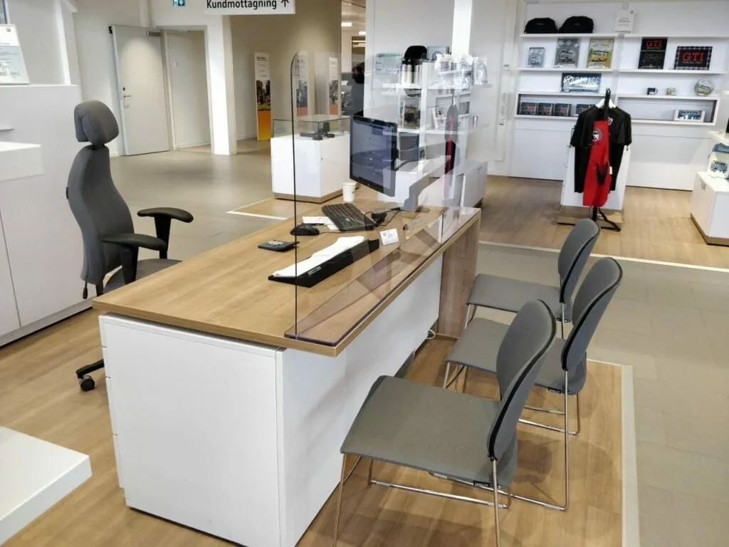 hostskydd av transparent plast stående i en reception