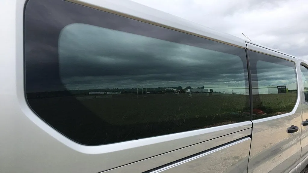 solskjerming i bilen bidrar til å oppnå personvern på bilvinduet. En slik personvern bidrar til å redusere risikoen for innbrudd og tyveri.