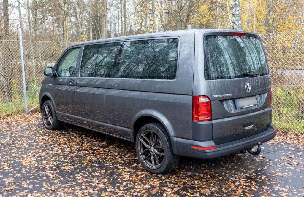 Écran de confidentialité Solarplexius pour voiture monté sur les vitres latérales d'une voiture de transport Volkswagen