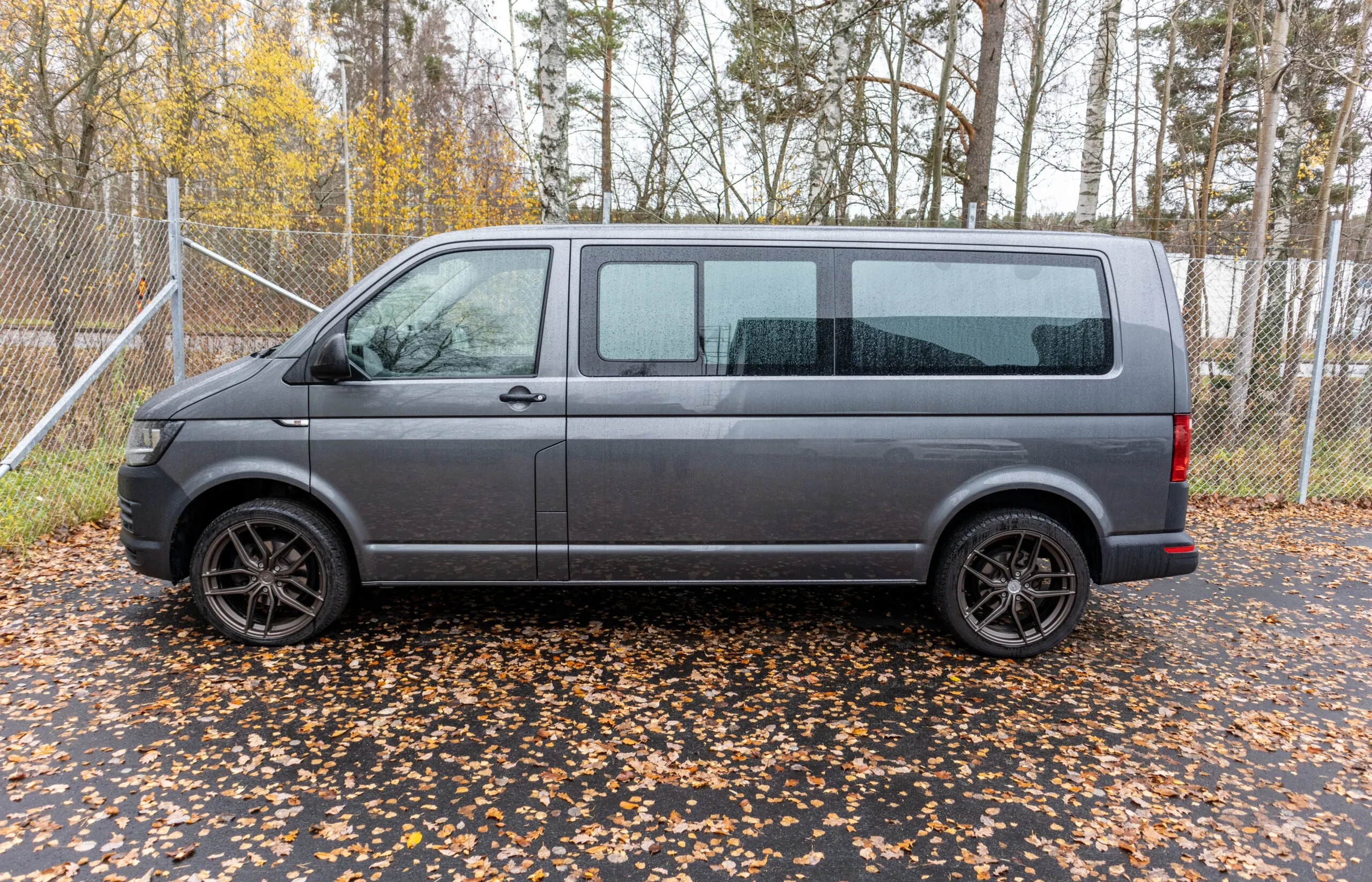 Solarplexiuksen lasien tummennukset Volkswagen Transporterin ikkunoissa