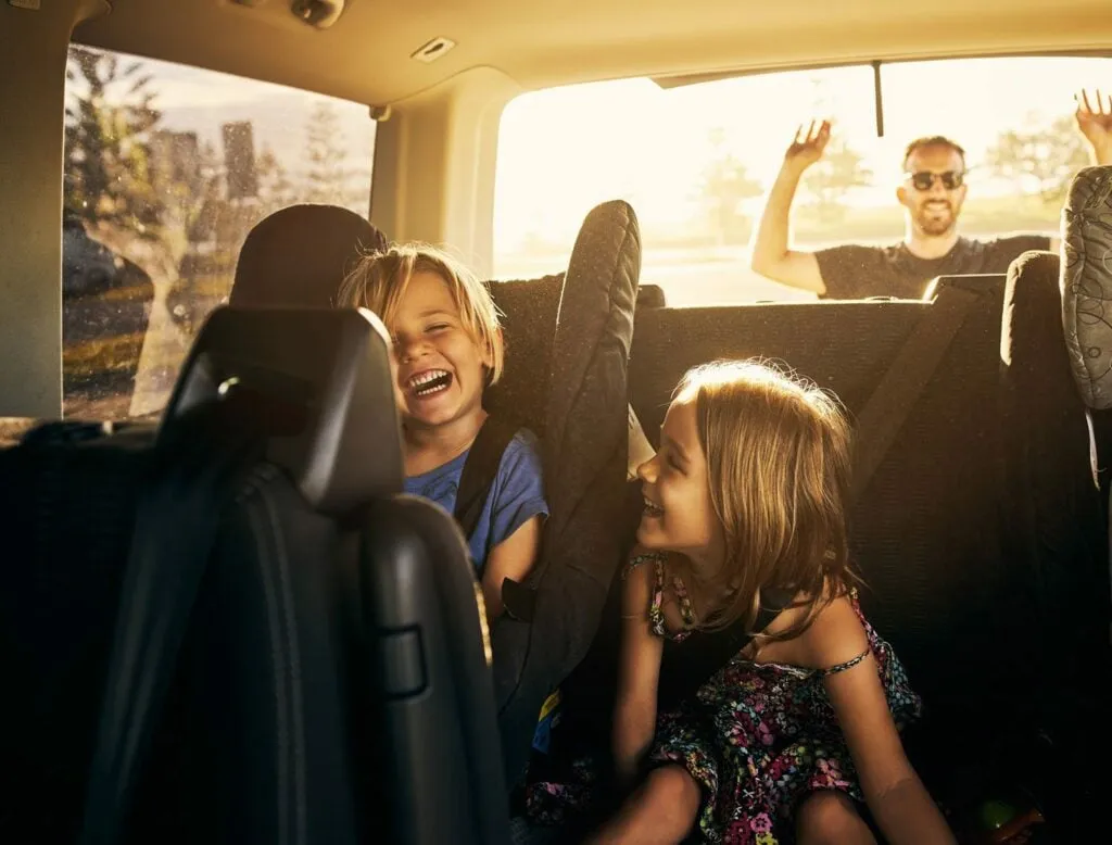 Sonnenschutz für Kinder im Auto - Sicht und UV Schutz