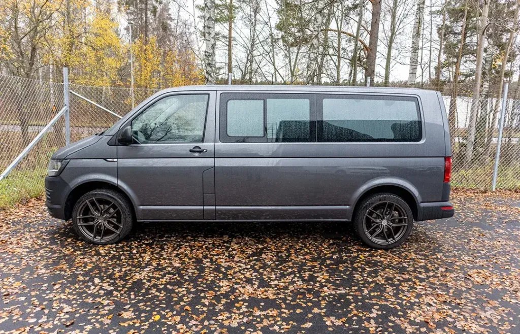 Solarplexius insynsskydd och solskydd till bil monterat på en företagsbil. Solskydd till Volkswagen transporter.