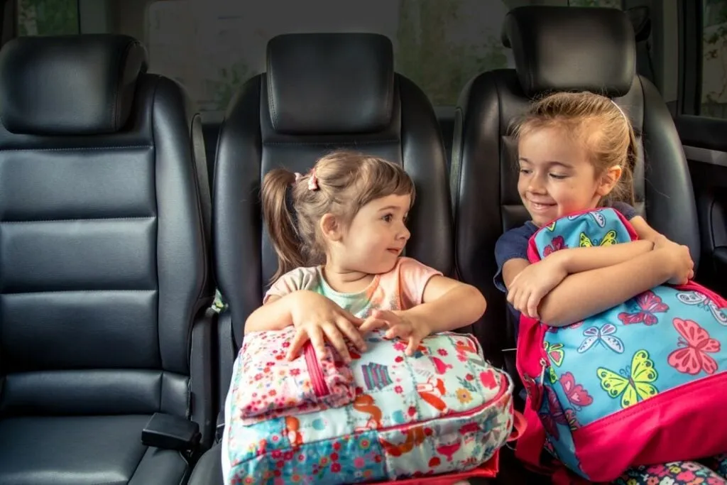 Solfilm bil skapar ett behagligare klimat i bilen för både dig själv och barnen