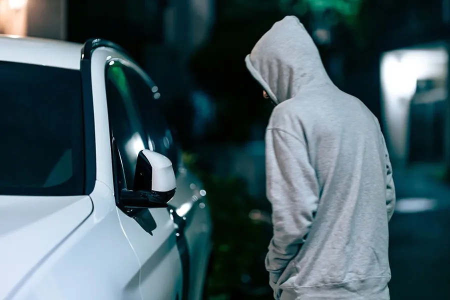 potentieller Dieb versucht in ein Auto zu schauen