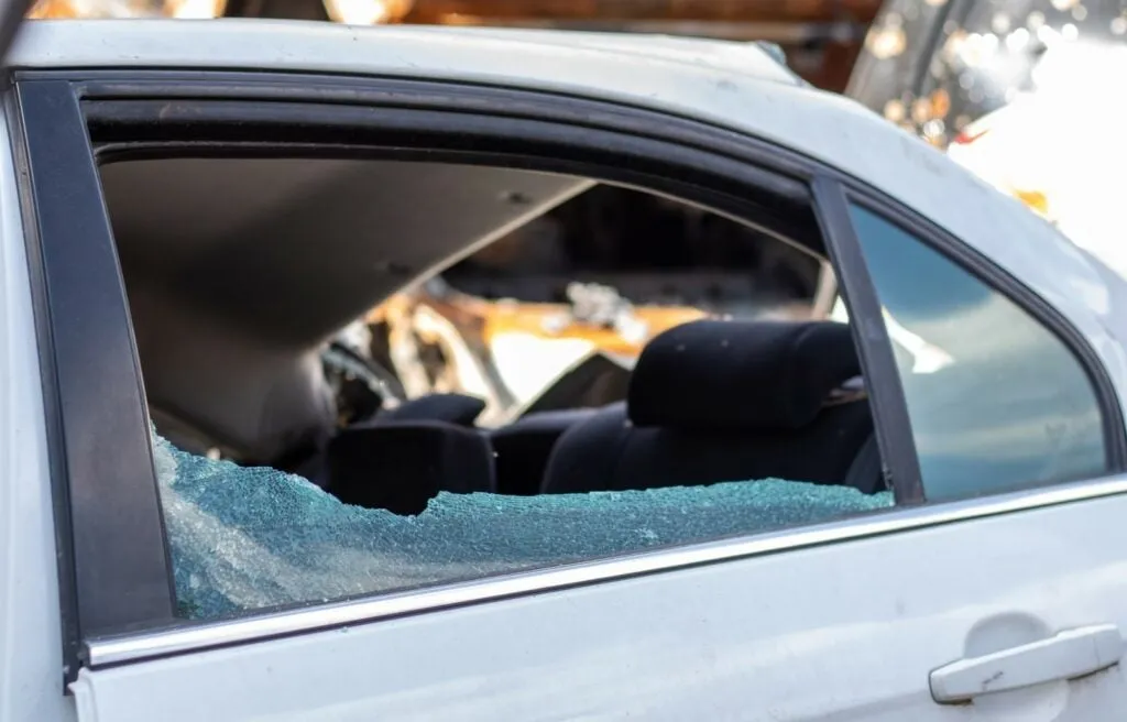 vidrio roto de la ventana de un auto
