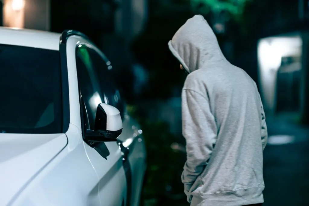 Tyv i hettegenser prøver å stjele bilen