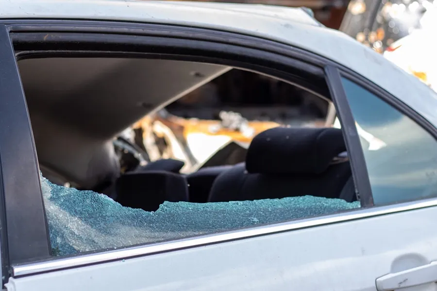 Eingeschlagene Scheibe am Auto