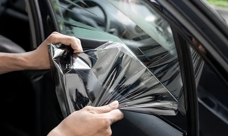 Quitar el tinte de las ventanas viejas puede ser un desafío y, a menudo, deja residuos de adhesivos en el cristal.