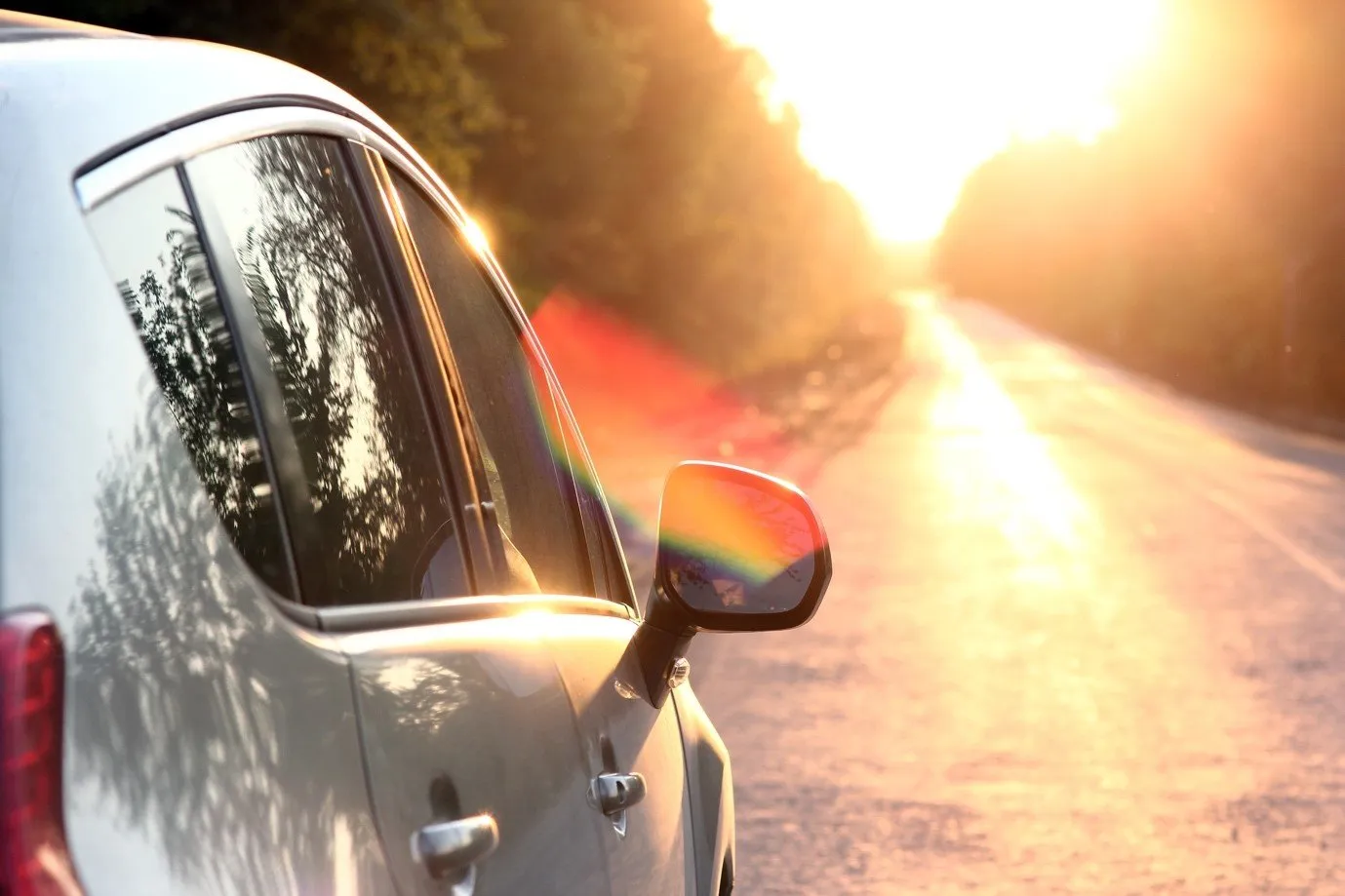 Carro na estrada durante o pôr do sol.